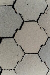 Keunggulan Paving Block Hexagonal untuk Taman, Trotoar, dan Area Publik
